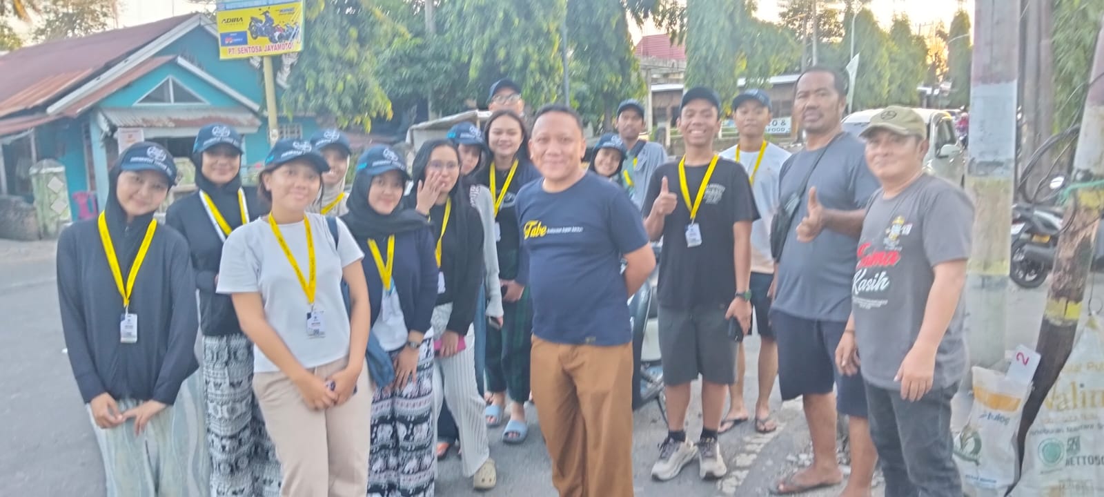 Semangat Kolaborasi di Senja Hari: Mahasiswa KKN UGM Apresiasi Inovasi Kelurahan Lembang Saat Pemasangan Papan Nama Jalan